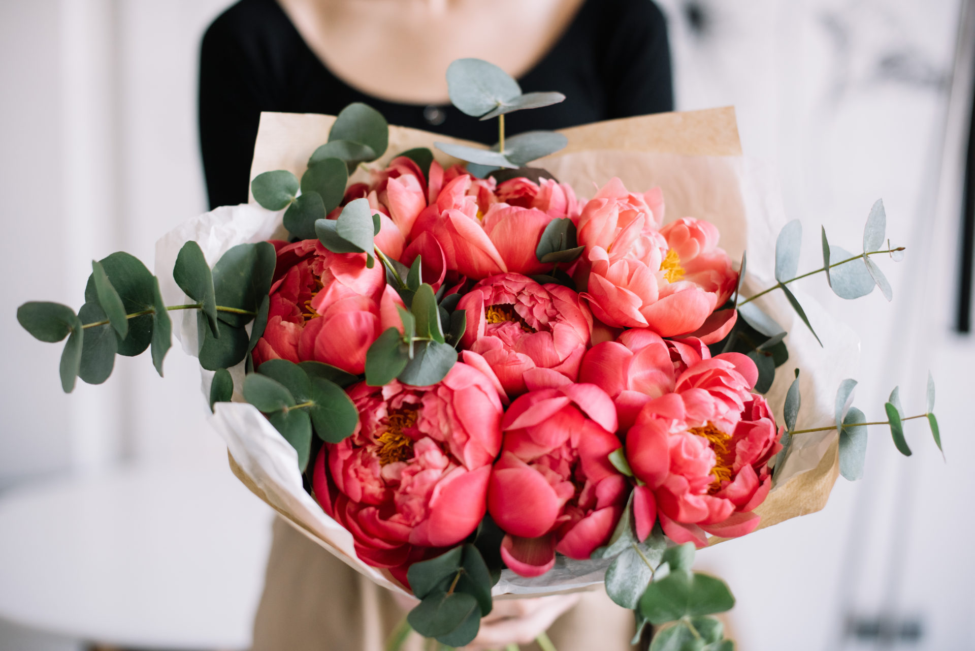 Beau bouquet de fleurs coupées tenu par une jeune femme - Fleurs et Création