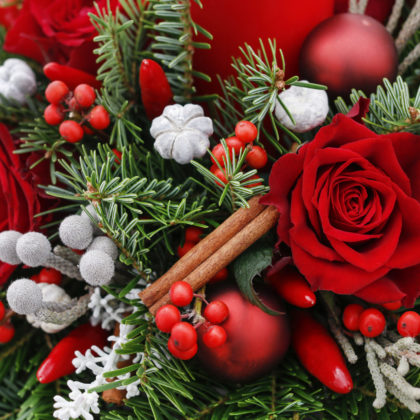 Décoration florale de Noel avec de belles roses rouges - Fleurs et Création