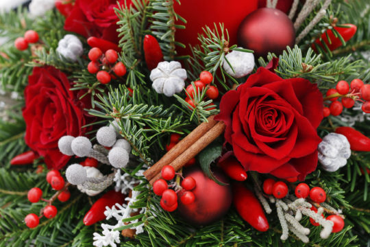 Décoration florale de Noel avec de belles roses rouges - Fleurs et Création