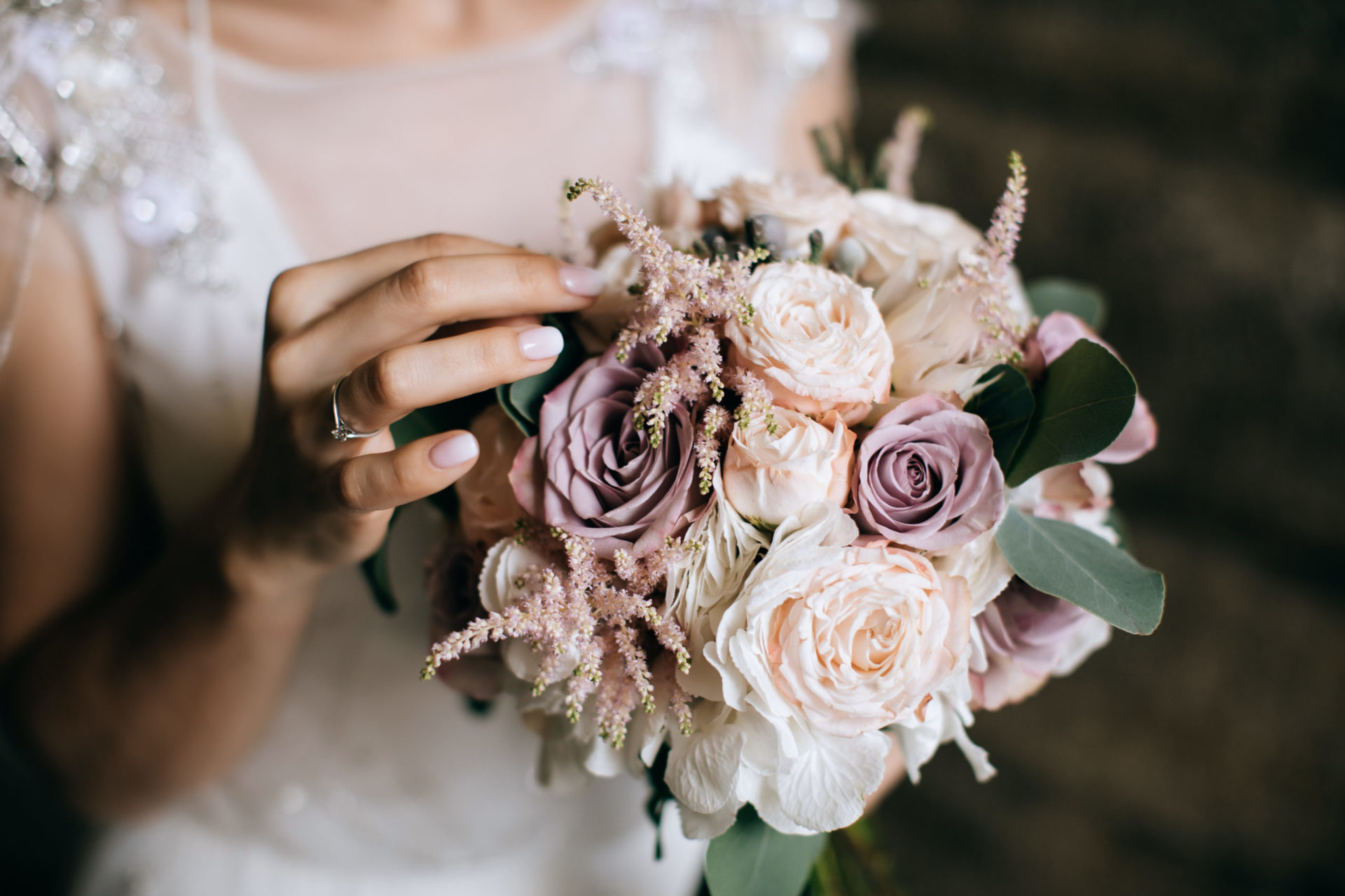 Mariée avec bouquet de roses dans les tons pastels