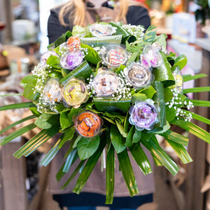 Bouquet rond avec des friandises à croquer ! Fleurs Et Création votre fleuriste à Remiremont et Épinal