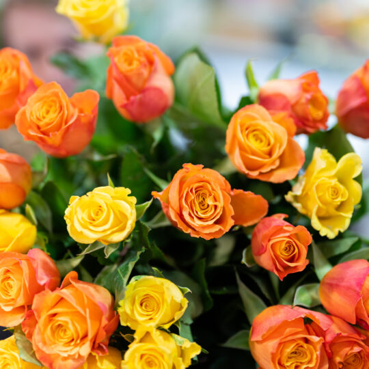Brassée de roses oranges - Fleurs Et Création Fleuriste